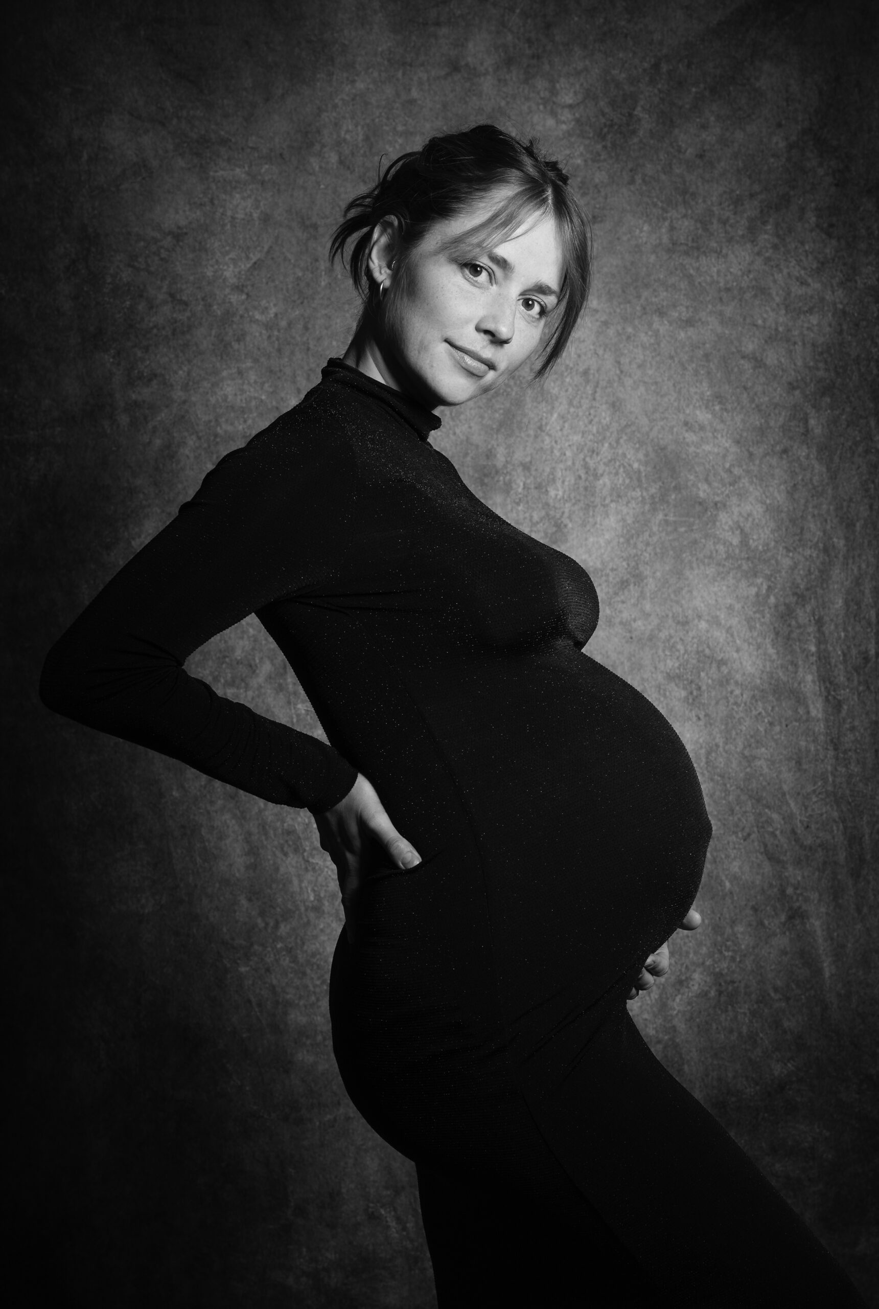 Lone Rasmussen Photography, www.lonerasmussenphotography.dk, gravid, gravid kvinde, højgravid, portræt, portrætfotografi, studiefotografi, fotografi, sort-hvid